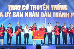 UBND TPHCM trao tặng cờ truyền thống cho Công ty CP Cấp nước Tân Hòa nhân kỷ niệm 20 năm thành lập