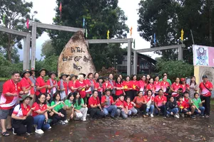 Đoàn du khách từ TPHCM tham quan di tích mộ Cự Thạch Hàng Gòn, tỉnh Đồng Nai