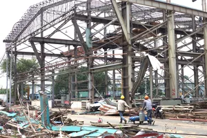 Một nhà xưởng ở KCN Biên Hòa 1 đang được tháo dỡ, di dời Ảnh: VĂN PHONG