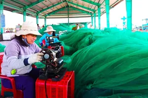 Phụ nữ làng biển ở tỉnh Lâm Đồng cặm cụi vá từng tấm lưới rách