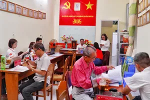 Tổ phục vụ hành chính công cơ động phường Vũng Tàu ngày cuối tuần xuống tận khu phố hướng dẫn hồ sơ thủ tục hành chính cho người dân - Ảnh: NÔNG NGÂN