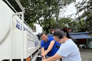 Người dân cư xá Thanh Đa nhận túi nước đề phòng sự cố mất nước diện rộng tại chương trình diễn tập