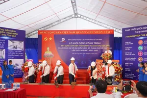 Các đại biểu thực hiện nghi thức khởi công công trình