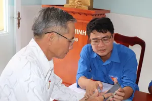 Hướng dẫn người dân cù lao Mỹ Khánh cài và sử dụng app SAWACO CSKH