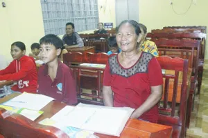 Một lớp học xóa mù chữ cho đồng bào S’tiêng ở xã Long Hà, tỉnh Đồng Nai