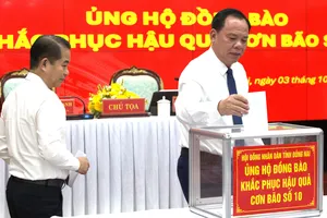 Ông Võ Tấn Đức tham gia ủng hộ đồng bào bị ảnh hưởng bão số 10