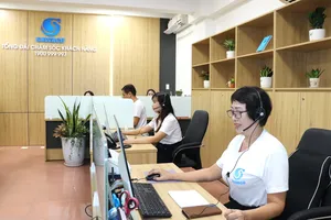 Nhân viên tổng đài chăm sóc khách hàng 1900.999.997 tiếp nhận và xử lý cuộc gọi của khách hàng