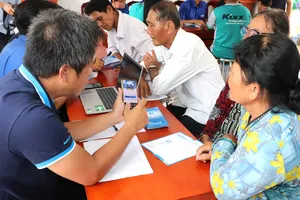 Người dân cù lao Mỹ Khánh cài app SAWACO CSKH và tìm hiểu cách sử dụng