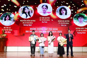 Lãnh đạo ĐH Duy Tân trao học bổng cho sinh viên năm học 2024-2025