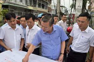 Chủ tịch UBND TP Cần Thơ Trương Cảnh Tuyên (thứ hai, từ phải sang) cùng đoàn công tác khảo sát dự án nâng cấp, mở rộng quốc lộ 91