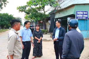 Ông Phạm Văn Phương (thứ 2 từ trái sang) kiểm tra, giám sát việc mở rộng đường giao thông nông thôn ở xã Ia Hiao