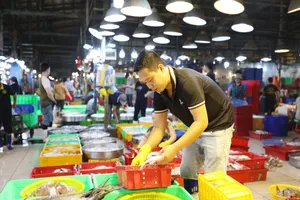 Tiểu thương tại chợ đầu mối nông sản thực phẩm Bình Điền