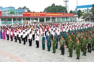 Toàn thể cán bộ, công chức, viên chức, lực lượng vũ trang trên địa bàn phường Bến Cát tham dự buổi lễ chào cờ và phát động phong trào thi đua yêu nước 2026 