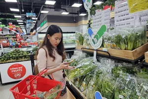 Khách chọn hàng hóa tại siêu thị Satramart Phong Phú