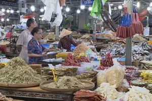 Khu thực phẩm khô tại chợ đầu mối Bình Điền được bán với giá ổn định