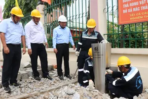 Ông Dương Hồng Nhân, Bí thư Đảng ủy SAWACO (thứ hai từ phải sang) trao đổi cùng công nhân trong quá trình lắp đặt trụ nước uống trực tiếp phục vụ người dân