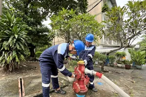 Nhân viên ngành cấp nước TPHCM kiểm tra các trụ nước cứu hỏa 