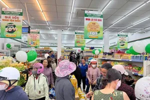 Co.op Food Thanh Hà thu hút khách mua sắm