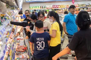 Khách hàng chọn mua thực phẩm tại một siêu thị Co.opmart, TPHCM