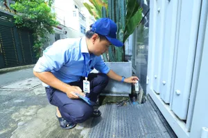 Nhân viên Công ty CP Cấp nước Gia Định sử dụng thiết bị leakpen để kiểm tra rò rỉ nước tại nhà khách hàng