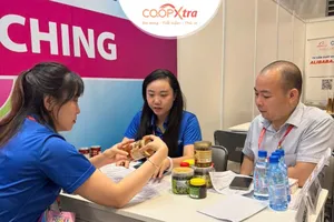 Nhân viên Saigon Co.op làm việc với các doanh nghiệp có nhu cầu cung ứng hàng vào hệ thống