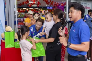 Người dân được khuyến khích sử dụng túi thân thiện môi trường khi mua sắm