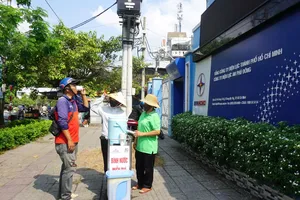 Bình nước miễn phí đặt trước trụ sở Công ty Điện lực An Phú Đông