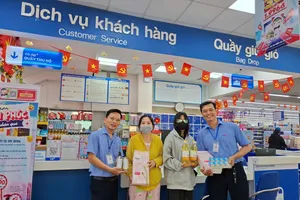 Khách hàng hào hứng đổi quà tại một siêu thị Co.opmart