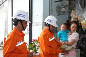 Nhân viên EVNHCMC tuyên truyền tiết kiệm điện đến các hộ dân