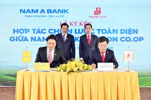 Ông Phạm Trung Kiên, Tổng Giám đốc Saigon Co.op (phải) ký kết hợp tác với đại diện lãnh đạo Ngân hàng TMCP Nam Á