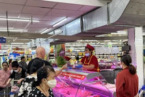Khách hàng lựa chọn thực phẩm tươi sống tại Saigon Co.op cho bữa ăn gia đình ngày hè