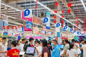 Khách hàng tham quan mua sắm tại hệ thống Co.opmart
