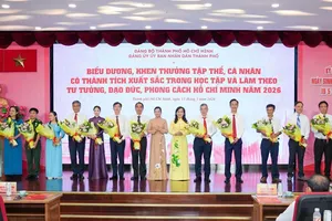 Ông Nguyễn Văn Thanh, Phó Bí thư Đảng ủy, Tổng Giám đốc EVNHCMC (thứ 6 từ phải sang), đại diện Đảng bộ EVNHCMC nhận hoa biểu dương tập thể tiêu biểu trong học tập và làm theo tư tưởng, đạo đức, phong cách Hồ Chí Minh