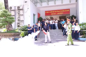 Người lao động SAWACO thực hành chữa cháy trong buổi tập huấn