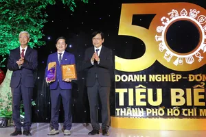 Ông Lâm Quốc Thanh (giữa), Tổng Giám đốc SATRA tại Lễ vinh danh 50 doanh nghiệp, đơn vị tiêu biểu TPHCM