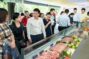 Ông Lê Minh Tuấn, Tổng Giám đốc Công ty Vissan, trao đổi với các đại biểu trong khuôn khổ hội thảo Giới thiệu chuỗi thực phẩm an toàn