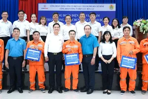 Ông Đỗ Đức Hùng, Chủ tịch Công đoàn Điện lực Việt Nam cùng lãnh đạo EVNHCMC thăm, tặng quà công nhân Công ty Điện lực Bến Cát