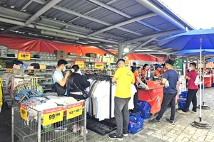 Công nhân SEHC mua sắm tại “Phiên chợ nghĩa tình”
