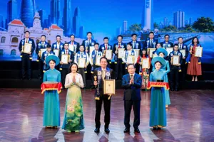 Ông Nguyễn Văn Đắng, Phó Tổng Giám đốc SAWACO - đại diện Tổng công ty nhận biểu trưng vinh danh tại chương trình