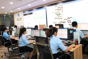 Nhân viên kỹ thuật Công ty CP Cấp nước Nhà Bè theo dõi các dữ liệu tại Phòng Quản lý điều hành cấp nước