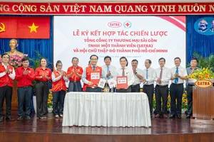 Lãnh đạo SATRA và Hội Chữ thập đỏ TPHCM ký kết hợp tác chiến lược nhằm mở rộng nguồn lực hỗ trợ các hoạt động nhân đạo (ẢNH: PHÚC AN)