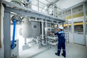 Công nhân Nhà máy nước Thủ Đức kiểm tra hệ thống máy móc tại nhà máy (ẢNH: ĐINH BÍCH)