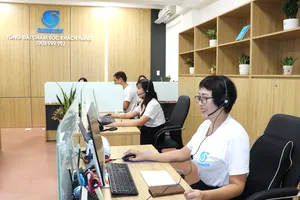 Nhân viên tổng đài chăm sóc khách hàng 1900.999.997 tiếp nhận và xử lý cuộc gọi, phản ánh của khách hàng