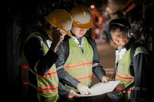 Công nhân ngành cấp nước TPHCM kiểm tra sơ đồ đường ống trước khi bắt tay vào công tác dò tìm điểm bể trong đêm