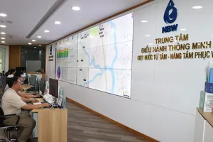 Nhân viên kỹ thuật Công ty CP Cấp nước Nhà Bè theo dõi các dữ liệu tại Trung tâm điều hành thông minh