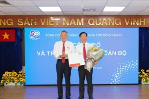 Ông Phạm Quốc Bảo, Bí thư Đảng ủy, Chủ tịch HĐTV EVNHCMC trao quyết định cho ông Lê Văn Đoàn
