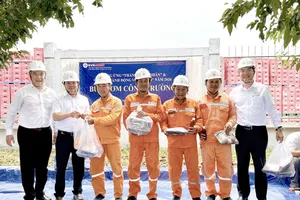Lãnh đạo Công ty Điện lực Củ Chi và Ban Kỹ thuật EVNHCMC thăm hỏi, động viên nhân viên ngành điện làm việc tại công trường