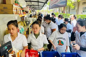 Công nhân Công ty May Việt Long Hưng mua hàng tại nhà máy