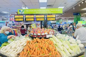 Khu sản phẩm "Tick xanh trách nhiệm" tại siêu thị được nhiều người tiêu dùng đón nhận (ẢNH: PHÚC AN)
