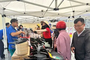 “Gian hàng chia sẻ” tại phường Phước Thắng, TPHCM thu hút nhiều người dân mua sắm (ẢNH: CHÂU ANH)